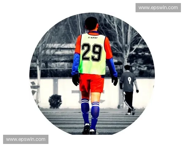 足球比赛能否穿长裤上场裁判规则与球员装备要求解析